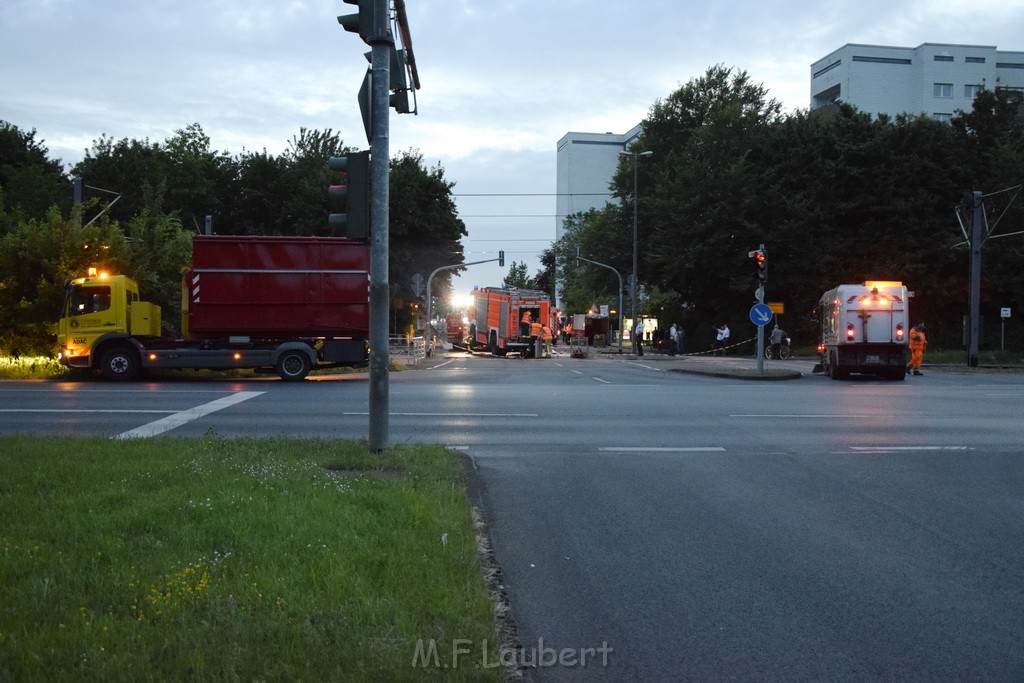 TLF 4 umgestuerzt Koeln Bocklemuend Ollenhauer Ring Militaerringstr P209.JPG - Miklos Laubert